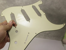 Load image into Gallery viewer, Aged 57, 59 Pickguard For Fender Strat Wide Bevel Light Relic - Vintage Cream