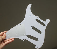 Load image into Gallery viewer, Standard Pickguard For 65 Strat For USA Fender - Brown Celluloid Tortoise Shell