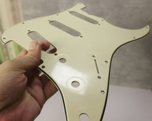 Load image into Gallery viewer, Aged 59 - 62 Pickguard For Fender Strat Wide Bevel Light Relic - Vintage Cream