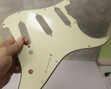 Load image into Gallery viewer, Aged 59 - 62 Pickguard For Fender Strat Wide Bevel Light Relic - Vintage Cream