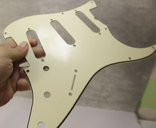 Load image into Gallery viewer, Aged 59 Pickguard For Fender Strat Wide Bevel Light Relic - Vintage Cream