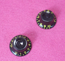 Load image into Gallery viewer, Montreux Guitars Set of 2 Black Bell Top Hat Knobs for Les Paul Junior  Aged
