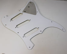 Load image into Gallery viewer, Standard Pickguard For 62 Strat For USA Mex Fender  - Yellow Pearloid

