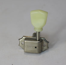 Load image into Gallery viewer, Aged Kluson Tuners For Gibson Les Paul Single Line - Nickel
