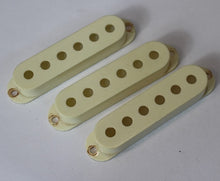 Load image into Gallery viewer, Aged Fender 60s Reissue Nylon Pickup Covers Set For Stratocaster - Aged White
