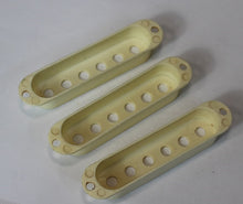 Load image into Gallery viewer, Aged Fender 60s Reissue Nylon Pickup Covers Set For Stratocaster - Aged White
