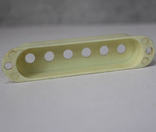 Load image into Gallery viewer, Aged Fender 60s Reissue Nylon Pickup Covers Set For Stratocaster - Aged White
