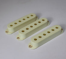 Load image into Gallery viewer, Aged Fender 60s Reissue Nylon Pickup Covers Set For Stratocaster - Aged White
