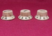 Load image into Gallery viewer, Original Fender Aged Knobs - Parchment W/ Green Font
