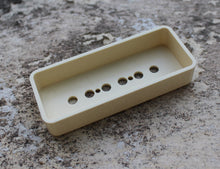 Load image into Gallery viewer, Montreux Guitars Vintage Cream Soapbar P90 Pickup Cover 50mm (2)
