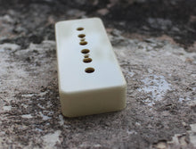 Load image into Gallery viewer, Montreux Guitars Vintage Cream Soapbar P90 Pickup Cover 50mm (2)
